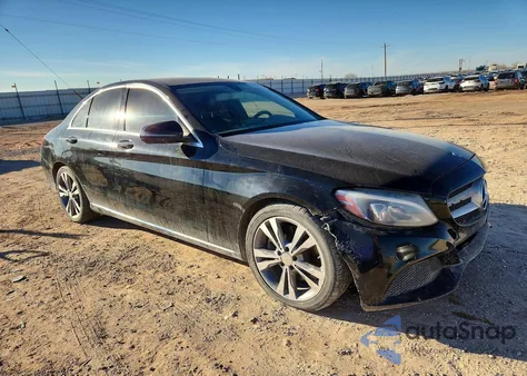 2016 Mercedes-Benz C 300 z USA, uszkodzony, nr VIN 55SWF4JB2GU165767
